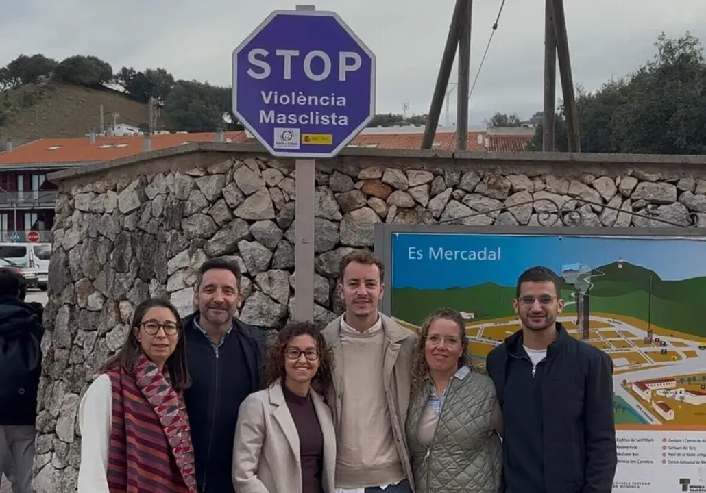 Representants de l'Ajuntament al costat d'un dels nous senyals contra la viol&egrave;ncia de g&egrave;nere que ja s&oacute;n visibles als carrers del municipi.