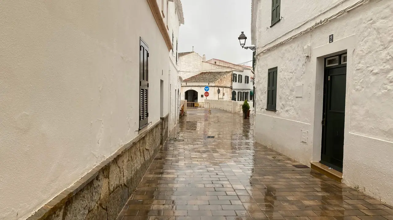 Imatge de l'entorn del nou pont del torrent des Mercadal (zona sa farm&agrave;cia), reconstru&iuml;t despr&eacute;s de la riuada d'agost de 2024.