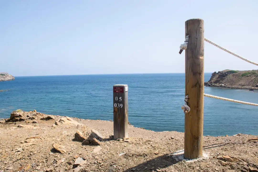 La senyalitzaci&oacute; del Cam&iacute; de Cavalls en un dels seus trams vora la mar, que ser&agrave; renovada gr&agrave;cies a la nova actuaci&oacute; del Consell Insular.