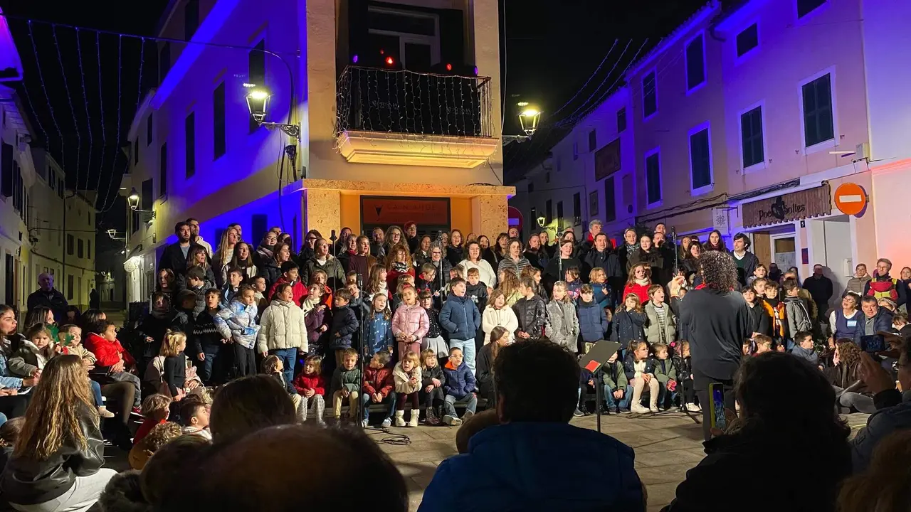 Actuaci&oacute; de l&rsquo;Escola de M&uacute;sica, Dansa i Teatre d&rsquo;Es Mercadal durant l&rsquo;encesa de llums nadalenca, en una imatge d&rsquo;arxiu.