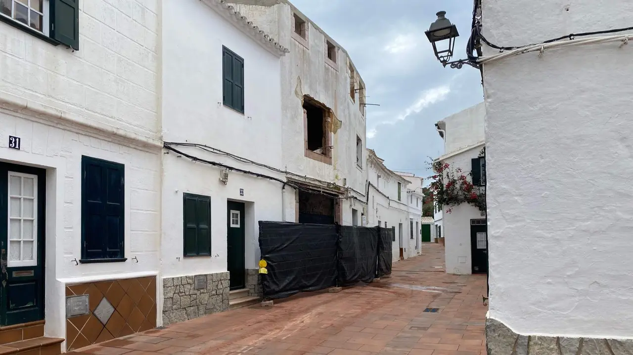 Imatge del carrer Major, a la zona des Rac&oacute;, amb les cases recentment adquirides en obres.