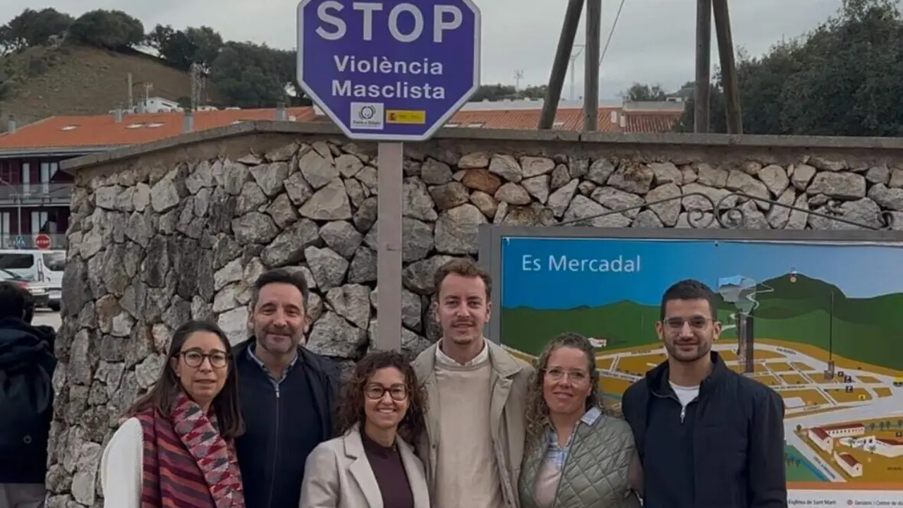 Representants de l'Ajuntament al costat d'un dels nous senyals contra la viol&egrave;ncia de g&egrave;nere que ja s&oacute;n visibles als carrers del municipi.