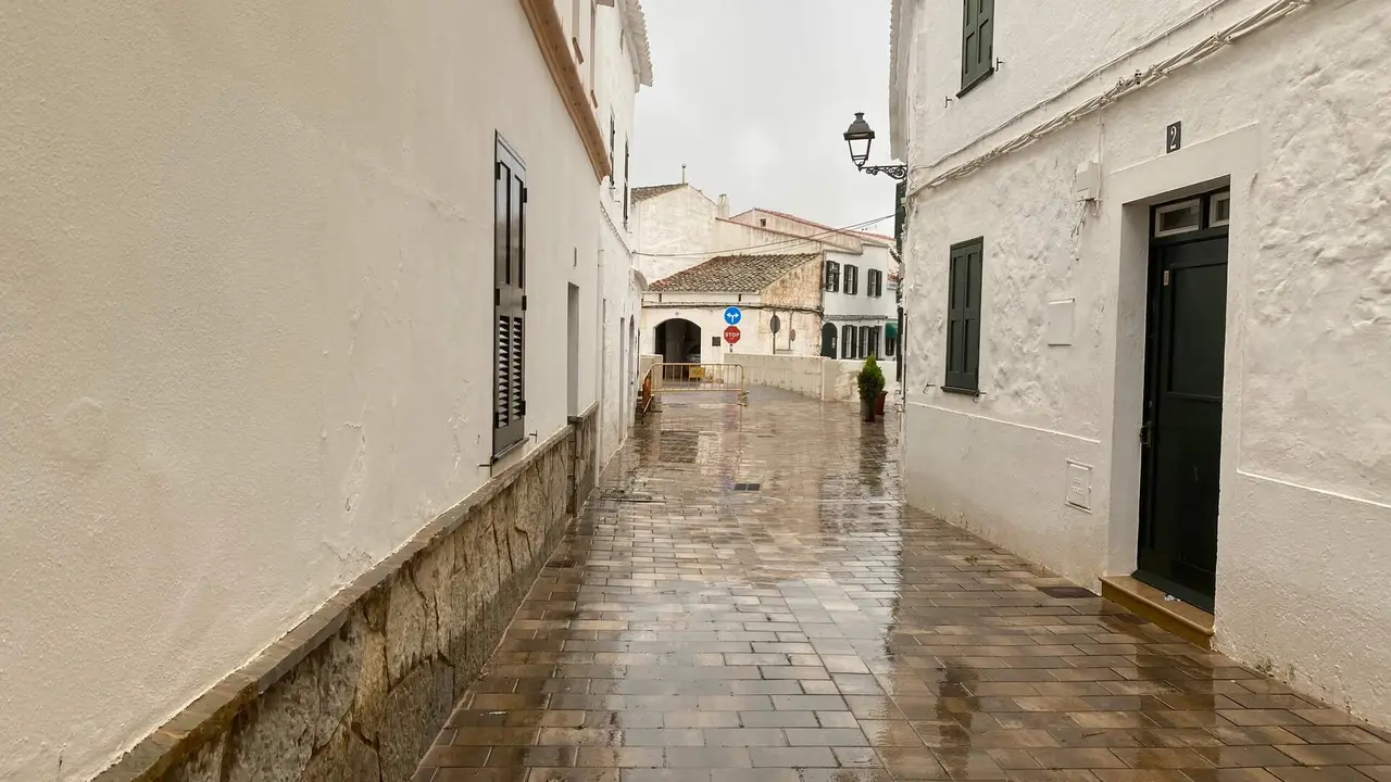 Imatge de l'entorn del nou pont del torrent des Mercadal (zona sa farm&agrave;cia), reconstru&iuml;t despr&eacute;s de la riuada d'agost de 2024.
