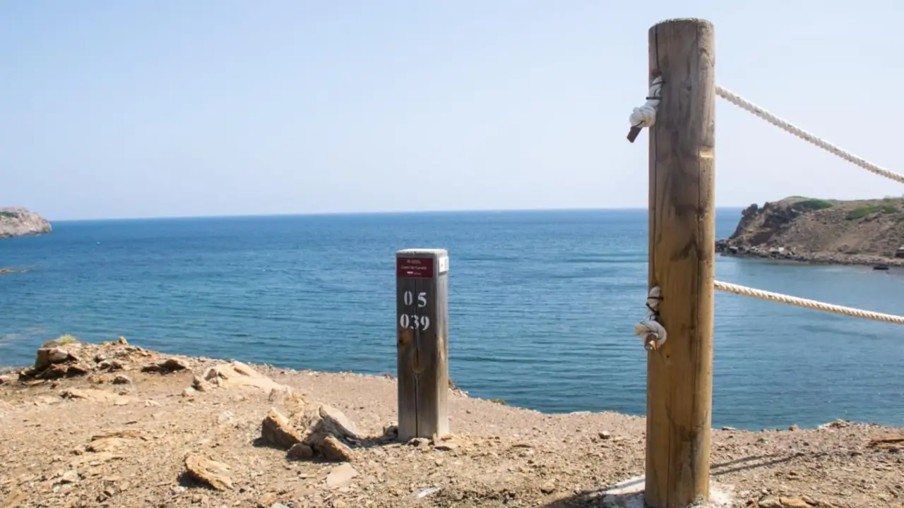 La senyalitzaci&oacute; del Cam&iacute; de Cavalls en un dels seus trams vora la mar, que ser&agrave; renovada gr&agrave;cies a la nova actuaci&oacute; del Consell Insular.