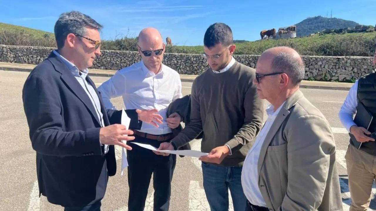 Imatge oficial de la visita a Es Mercadal d'aquest dilluns, amb la pres&egrave;ncia de Joan Palliser, Adolfo Vilafranca, Carlos Rotger i Sim&oacute;n Gorn&eacute;s. | Foto: CIME