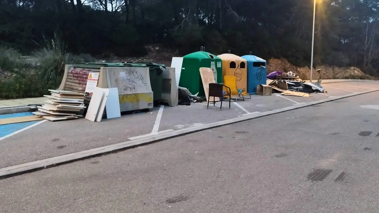 Abocament de residus voluminosos en un espai p&uacute;blic. Foto | Paloma Capilla
