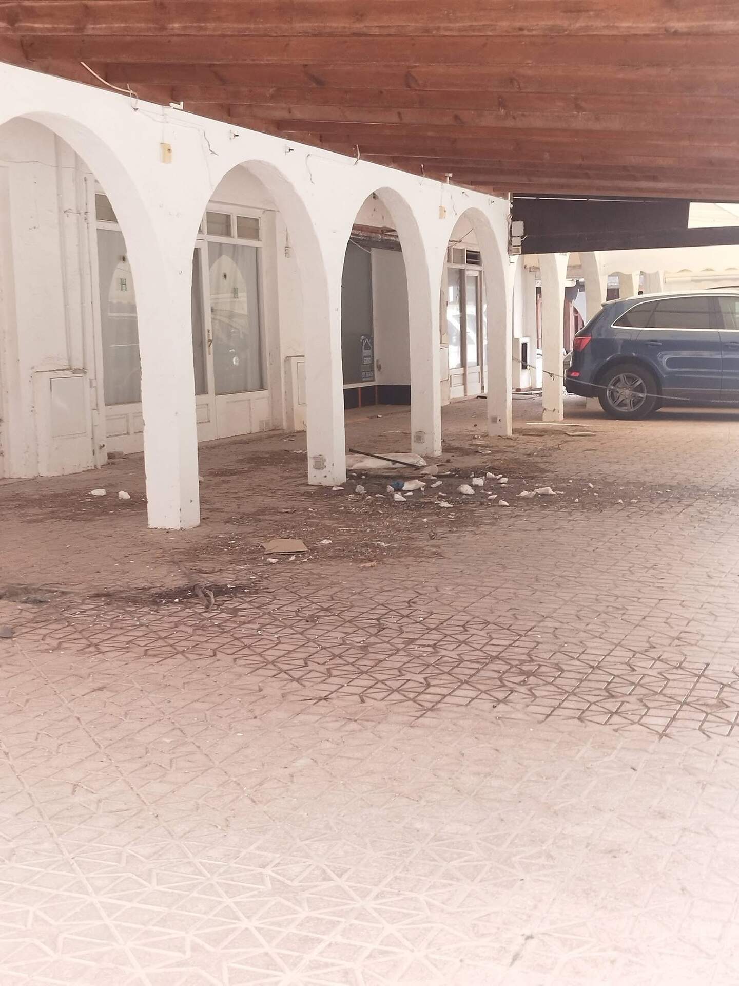 Arcades i zones comunes deteriorades a Son Parc